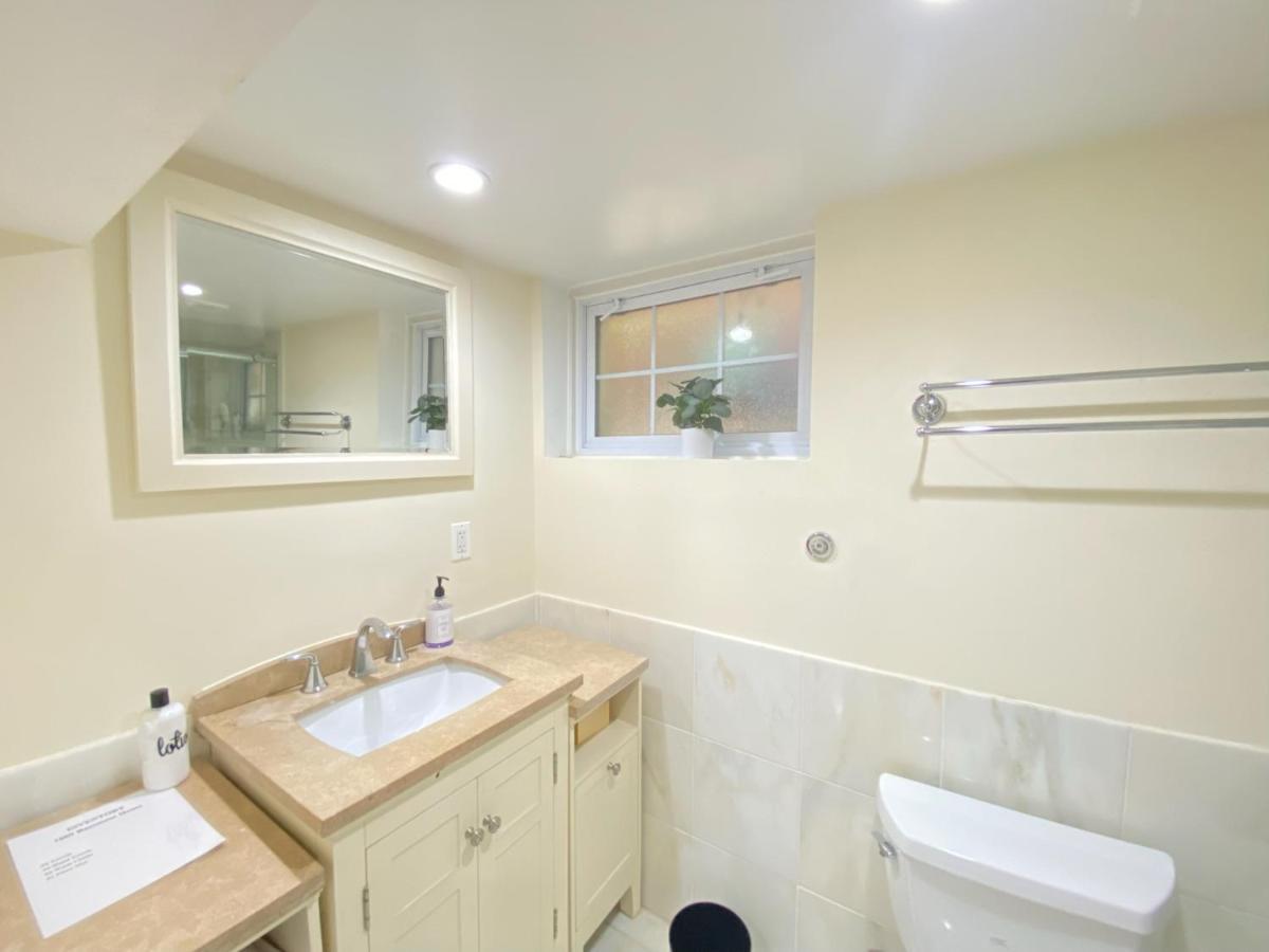 Comfy Basement Home 2 Bdrm1Den 3Queen Beds Washington Bagian luar foto