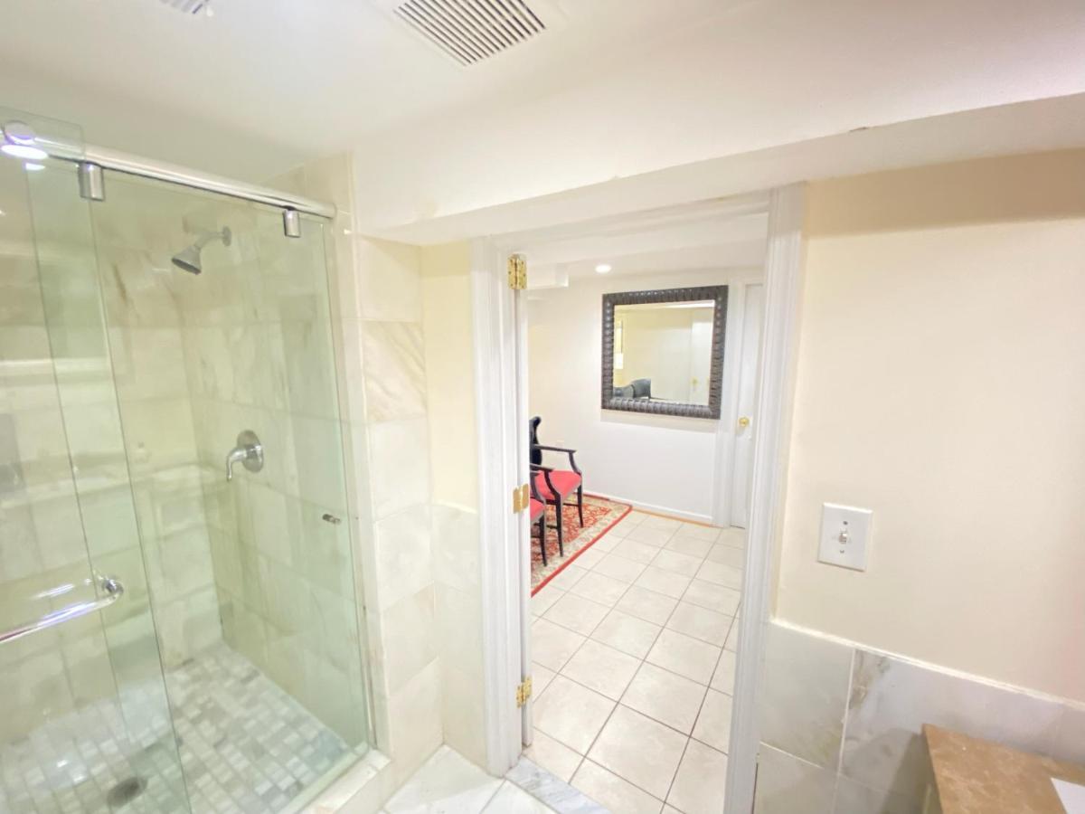 Comfy Basement Home 2 Bdrm1Den 3Queen Beds Washington Bagian luar foto
