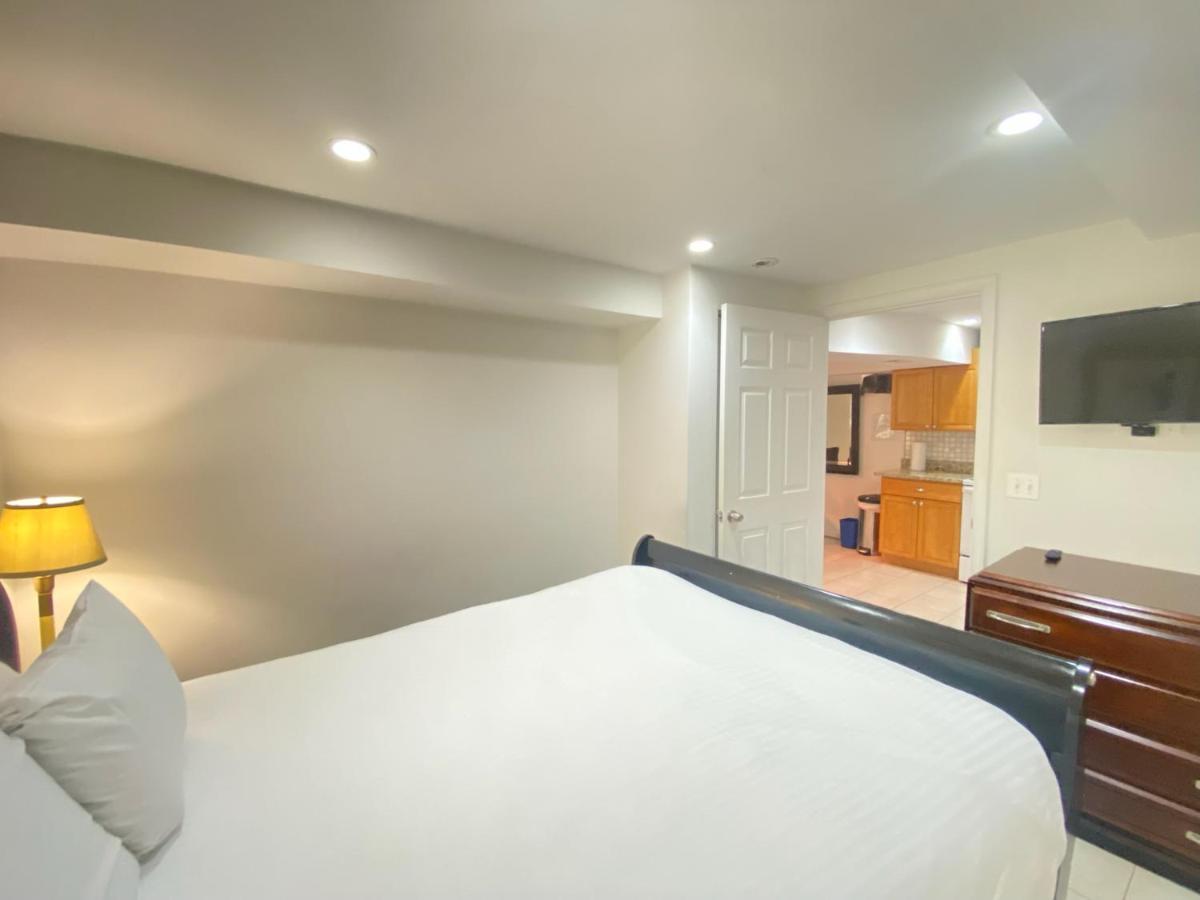 Comfy Basement Home 2 Bdrm1Den 3Queen Beds Washington Bagian luar foto